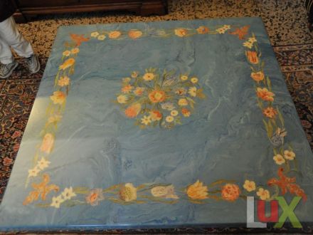 Mesa de mármol decorada con yeserías.. | AZUL