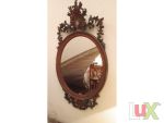 Specchio con cornice in legno intarsiata a mano.
.. | SPECCHIO